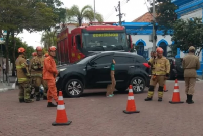Mulher fica ferida em acidente entre carro e moto no Centro de Cabo Frio
