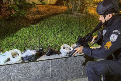 PM prende dois suspeitos com drogas, pistola e munições em Japeri