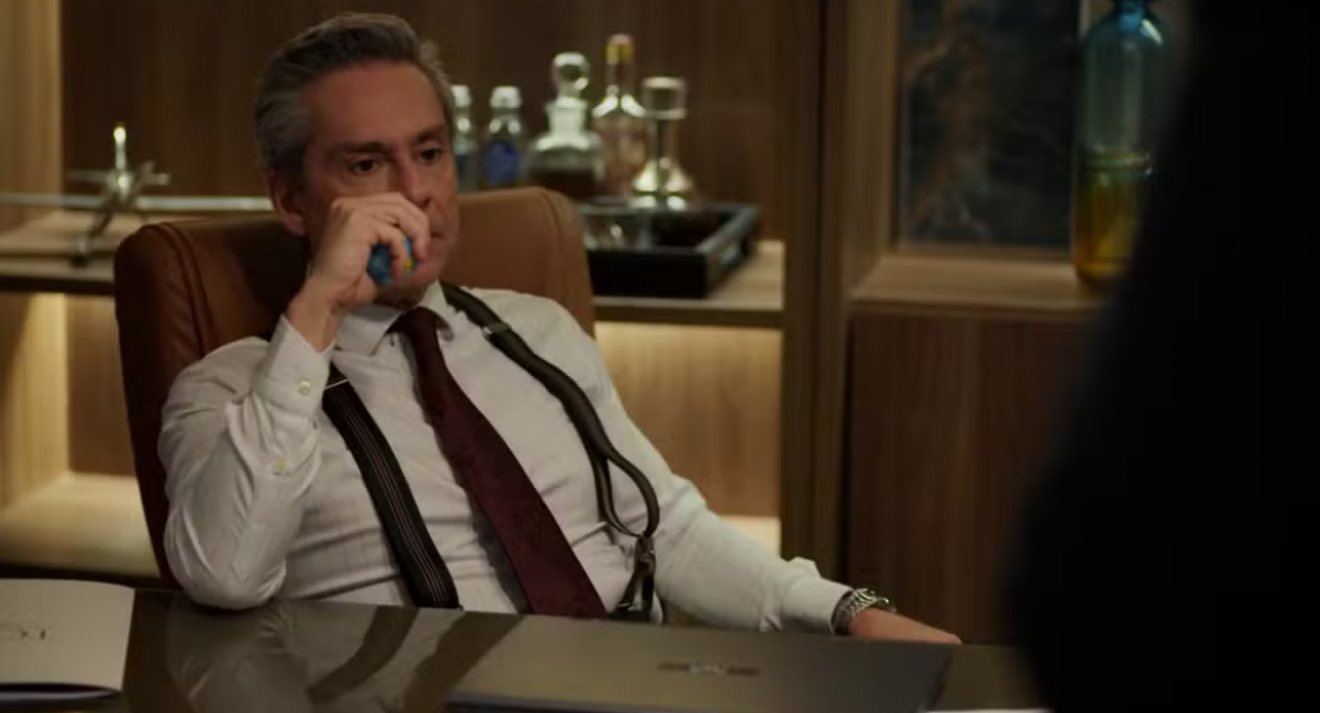 Marco Aurélio elabora plano para transportar dinheiro sujo usando pianista como laranja - reprodução TV Globo