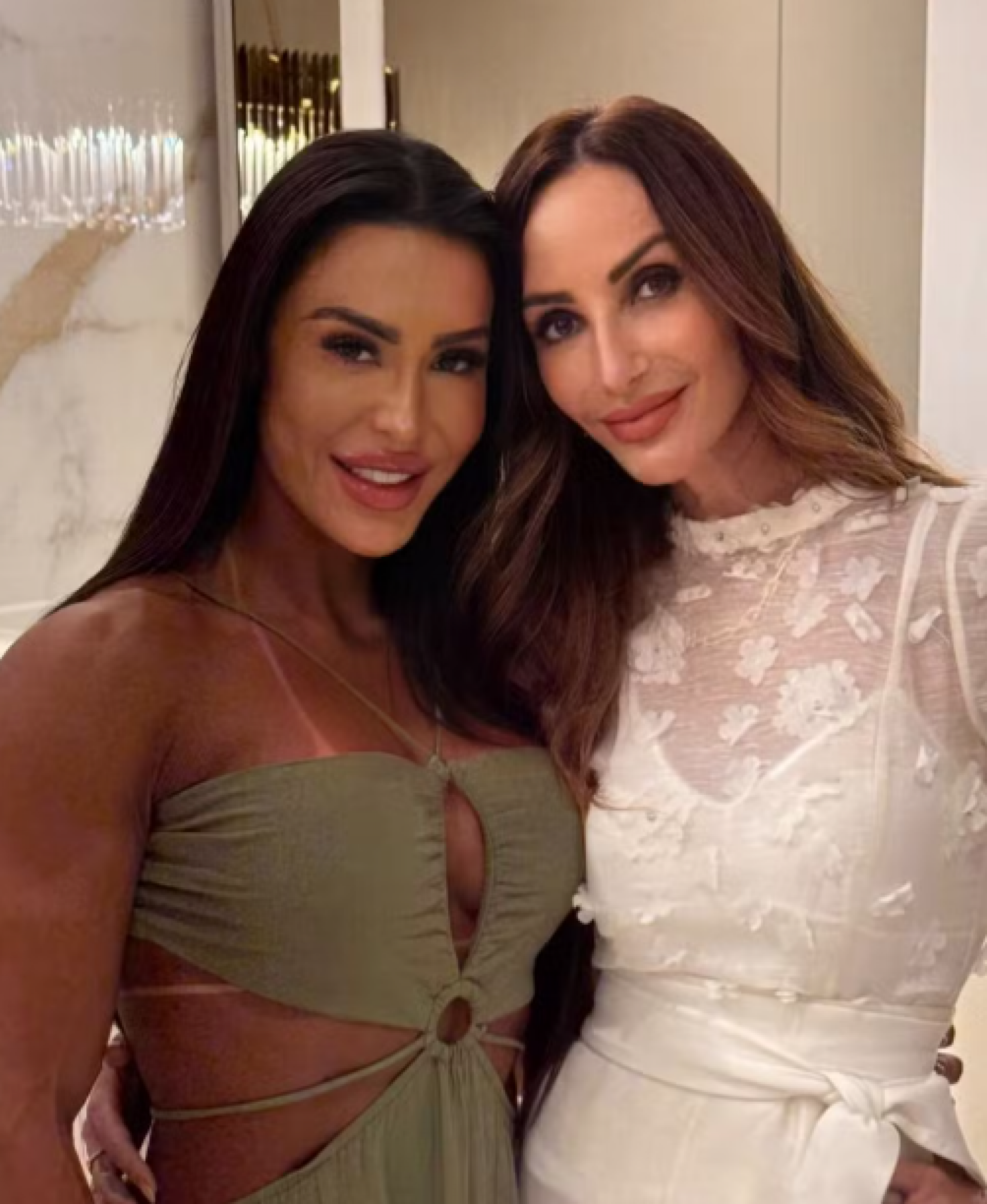 Gracyanne Barbosa acompanhada da biom&eacute;dica Gabriela Dawson