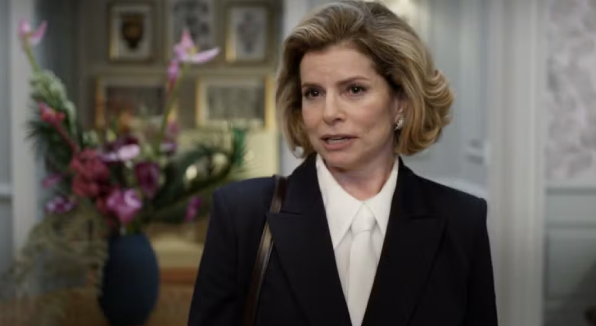 Odete Roitman retorna ao Brasil - TV Globo