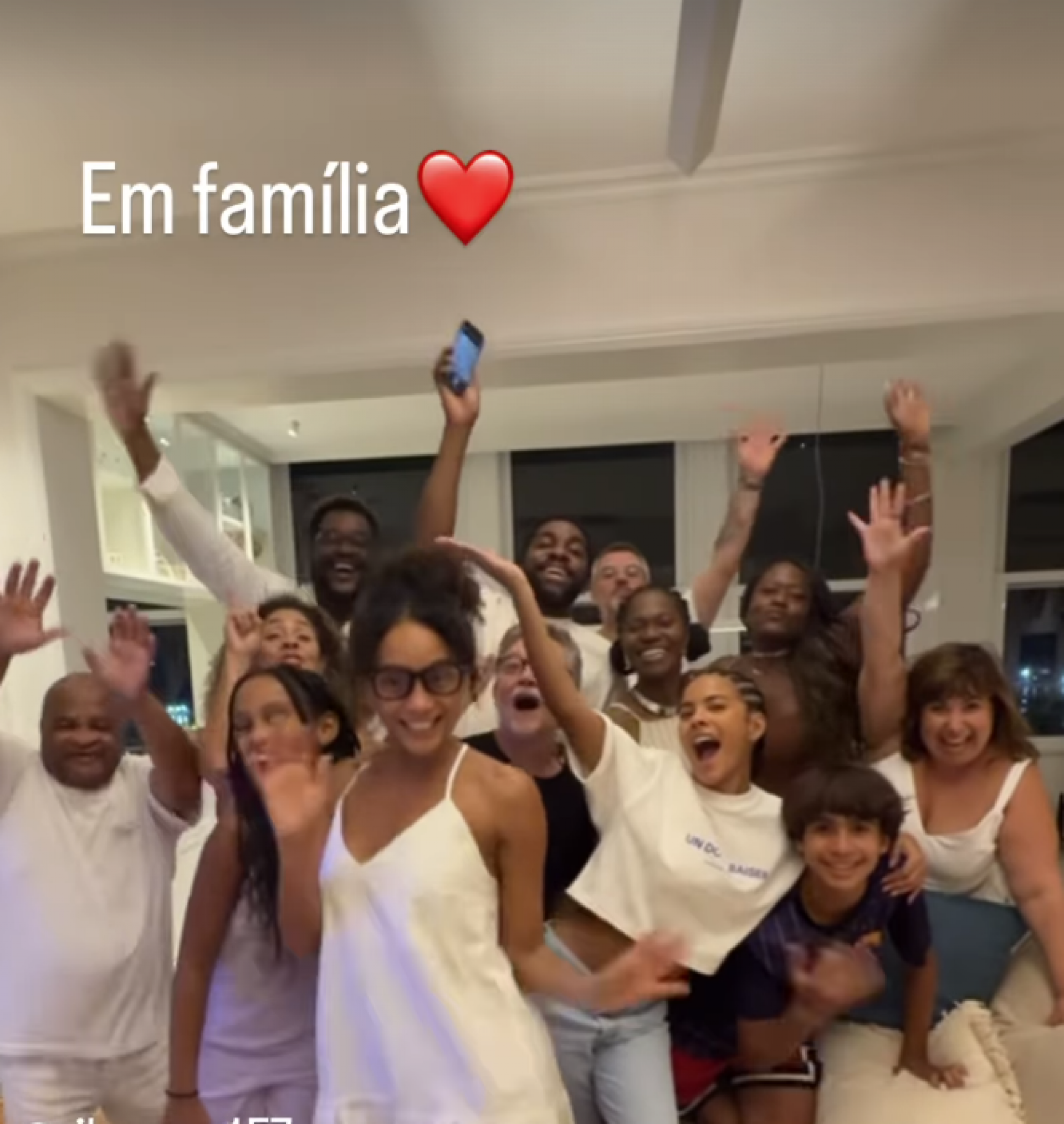 Casal  reuniu familiares e amigos em evento especial com almoço, jantar - reprodução Instagram
