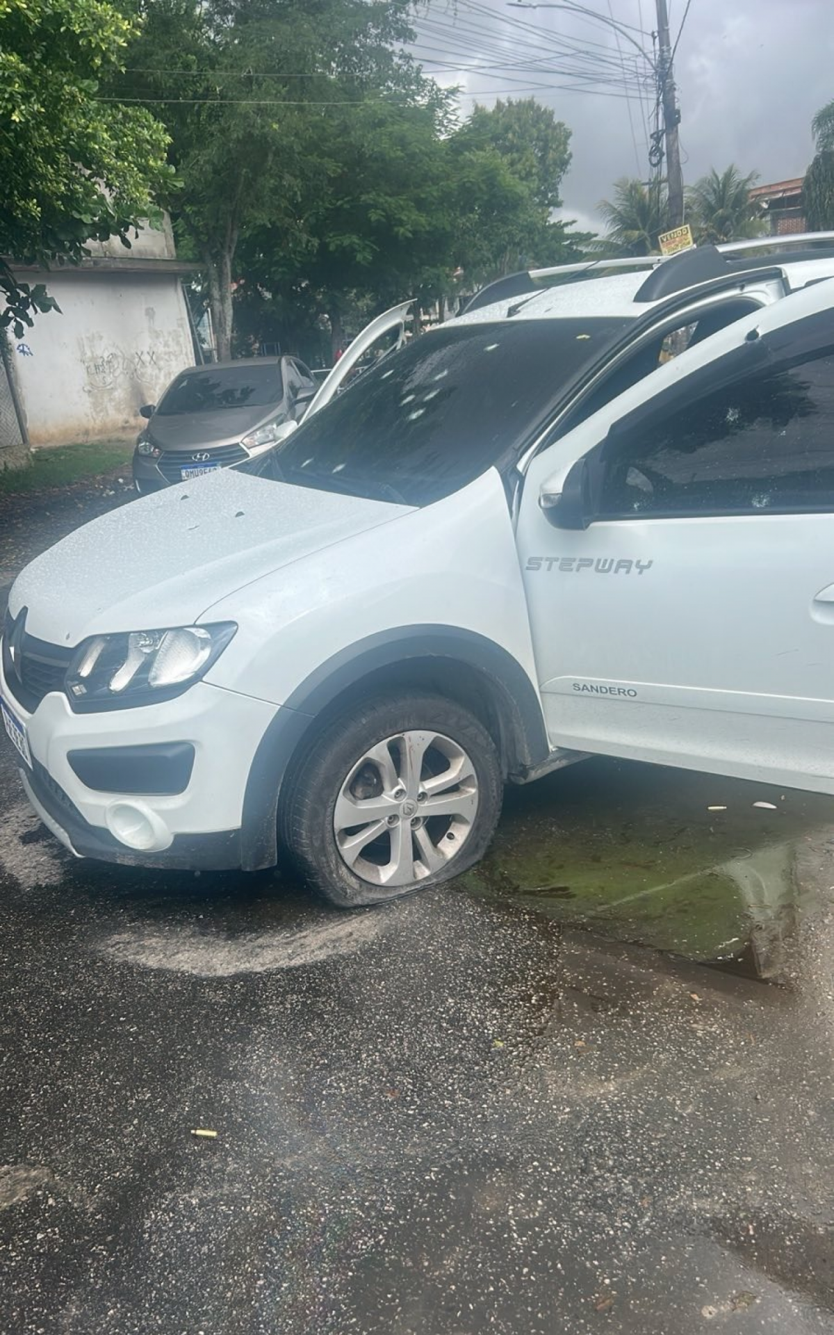 Com o grupo, a pol&iacute;cia apreendeu um fuzil, duas pistolas e um carro roubado - Reprodu&ccedil;&atilde;o