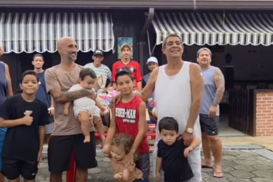 Zeca Pagodinho distribui ovos de Páscoa em Xerém e recebe apoio de Fábio Jr.