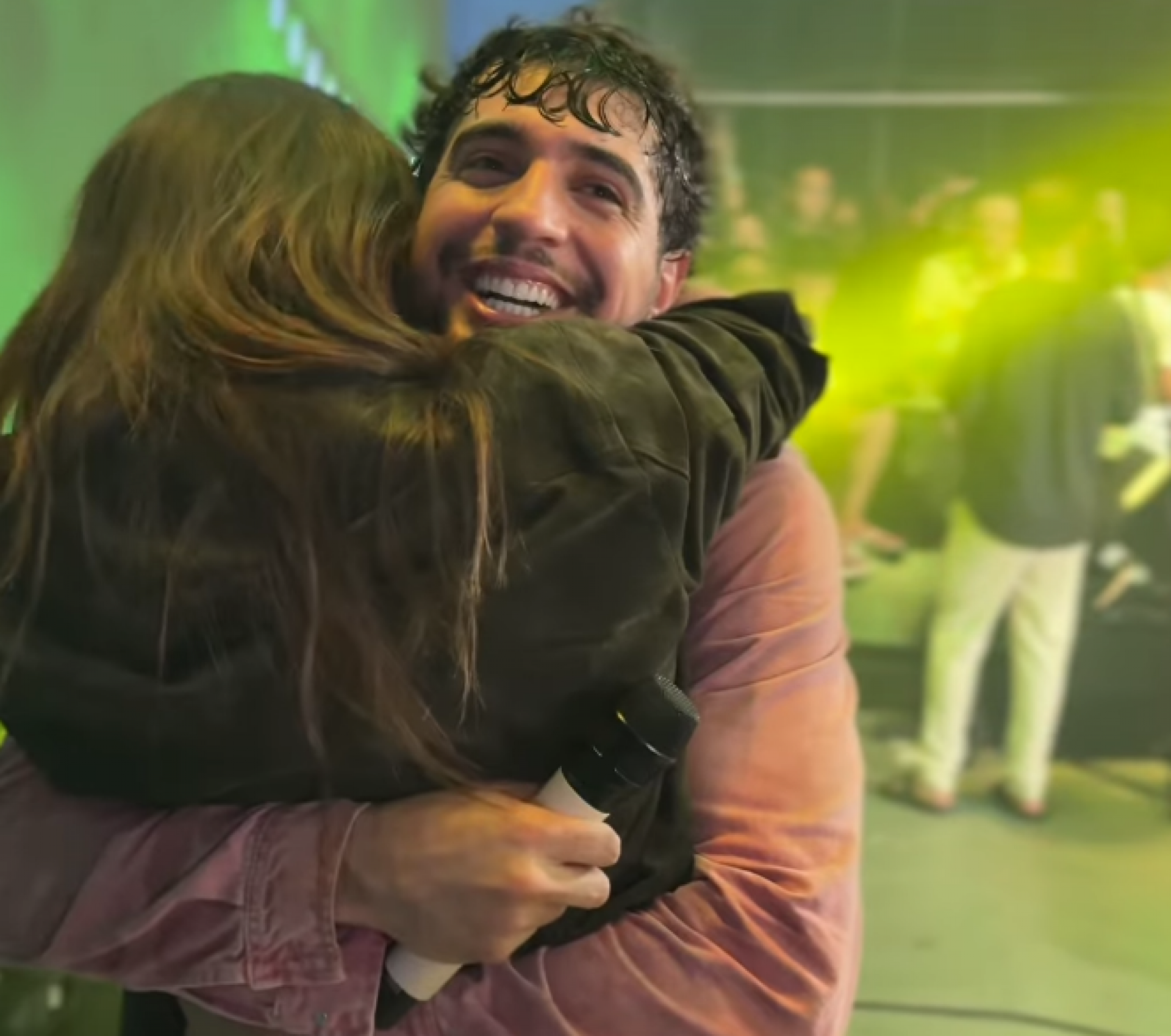 Rafa Kalimann surpreende Nattan em show e emociona o cantor - reprodução Instagram