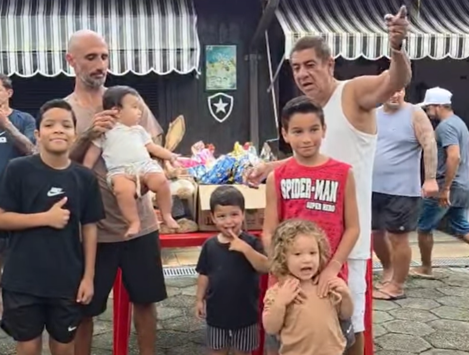 Zeca Pagodinho emociona a internet com tradição solidária em Xerém - reprodução Instagram