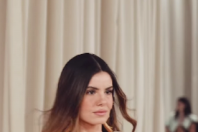 'Palavras não podem descrever o que sinto', diz Camila Queiroz ao desfilar em passarela