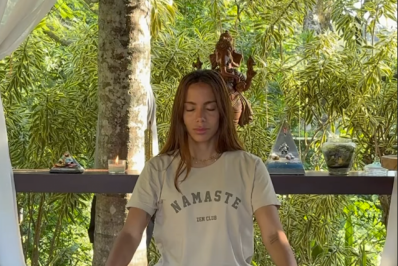 Ricky Martin presenteia Anitta com tapete holístico de R$ 11,5 mil para meditação