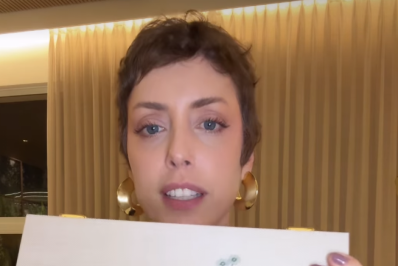 Fabiana Justus mostra o convite da renovação de votos de Ana Paula Siebert e Roberto Justus 