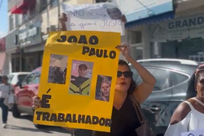 Protesto em frente ao Fórum de São Pedro da Aldeia questiona prisão de jovem de 25 anos