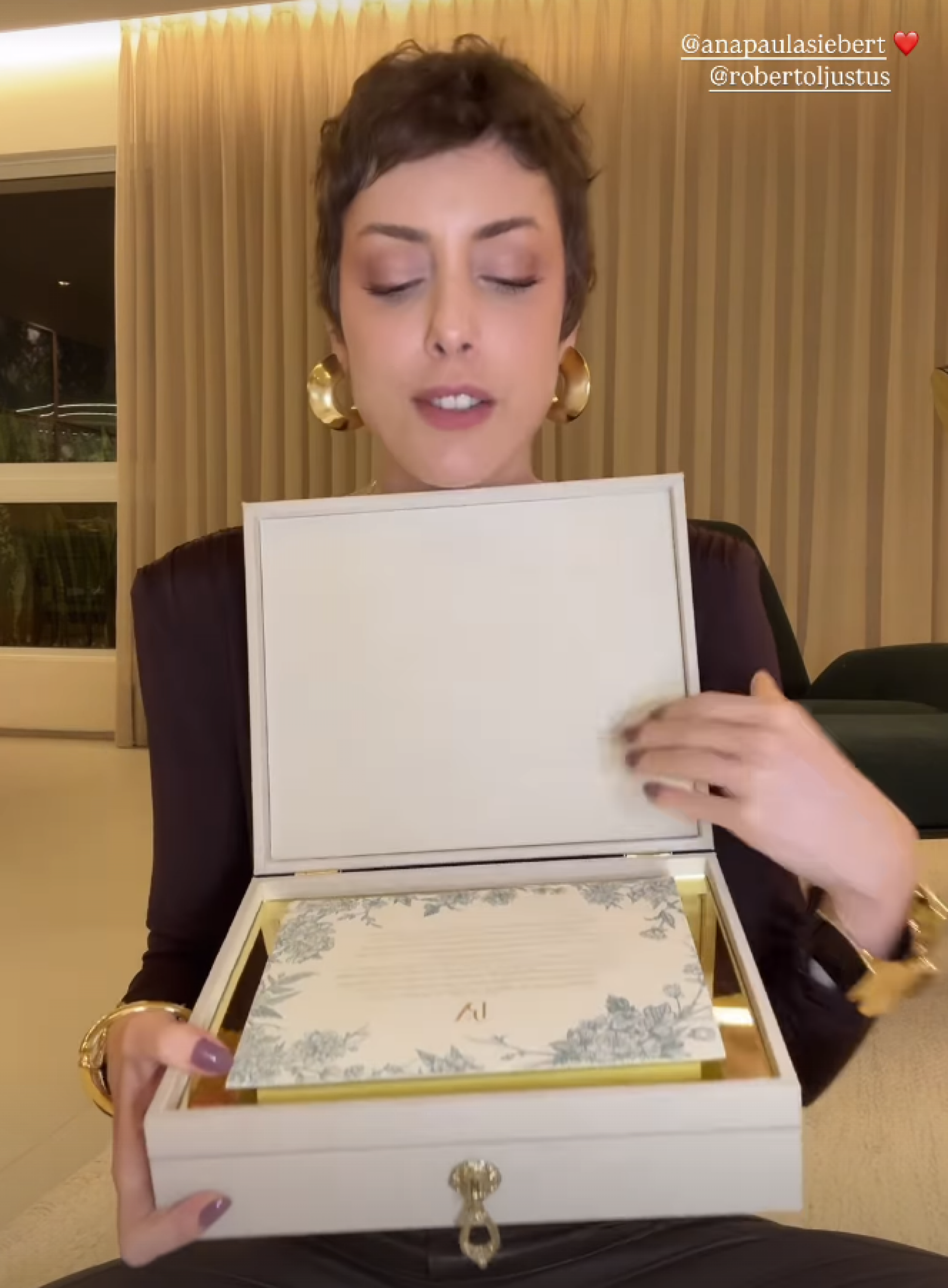 Fabiana Justus mostra convite da cerimônia - reprodução Instagram