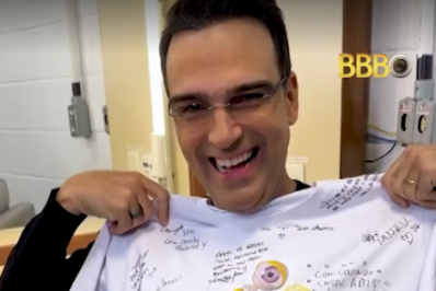 Tadeu Schmidt recebe homenagem emocionante de ex-BBBs 