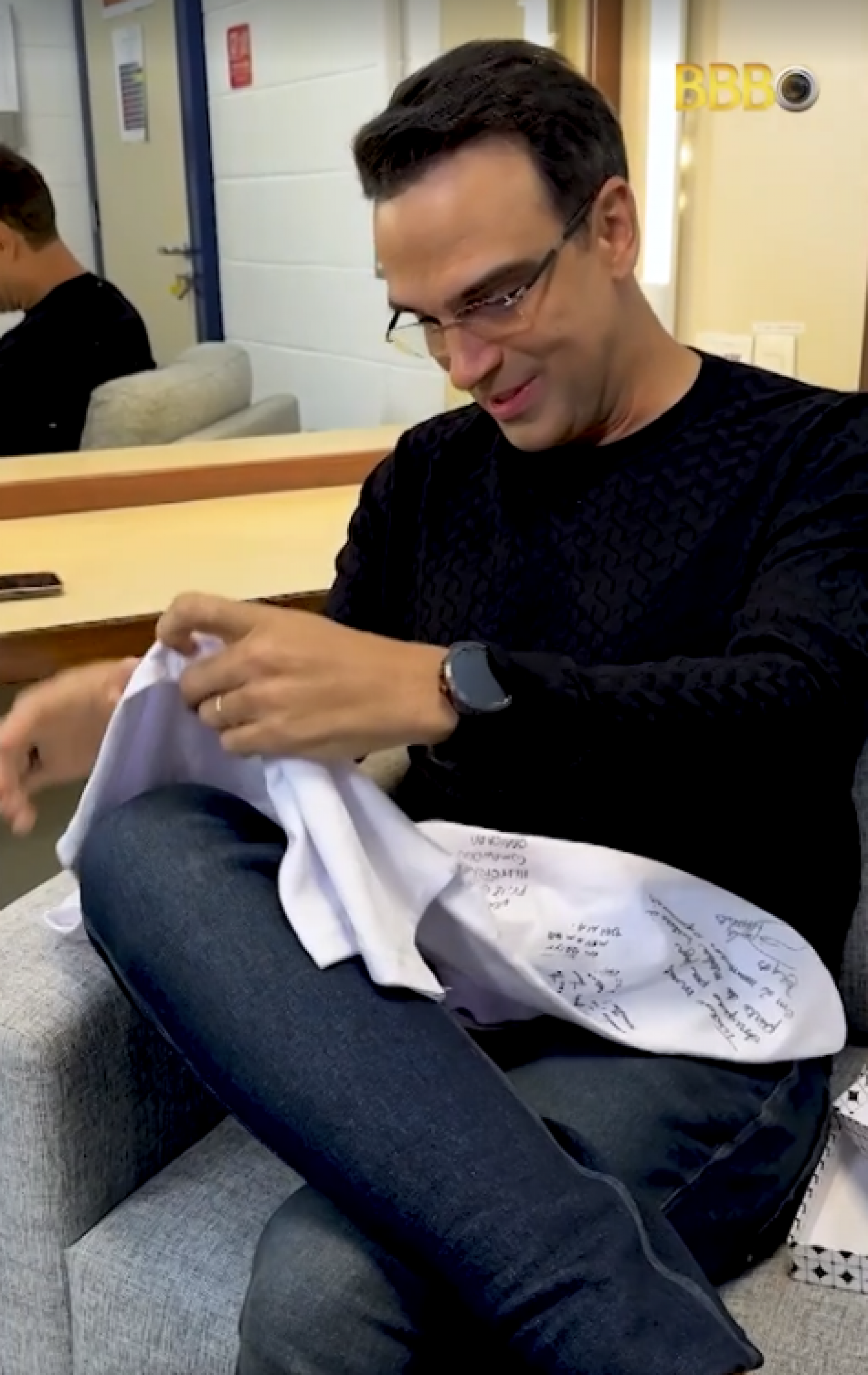 Tadeu Schmidt recebe homenagem emocionante de ex-BBBs - reprodução Gshow
