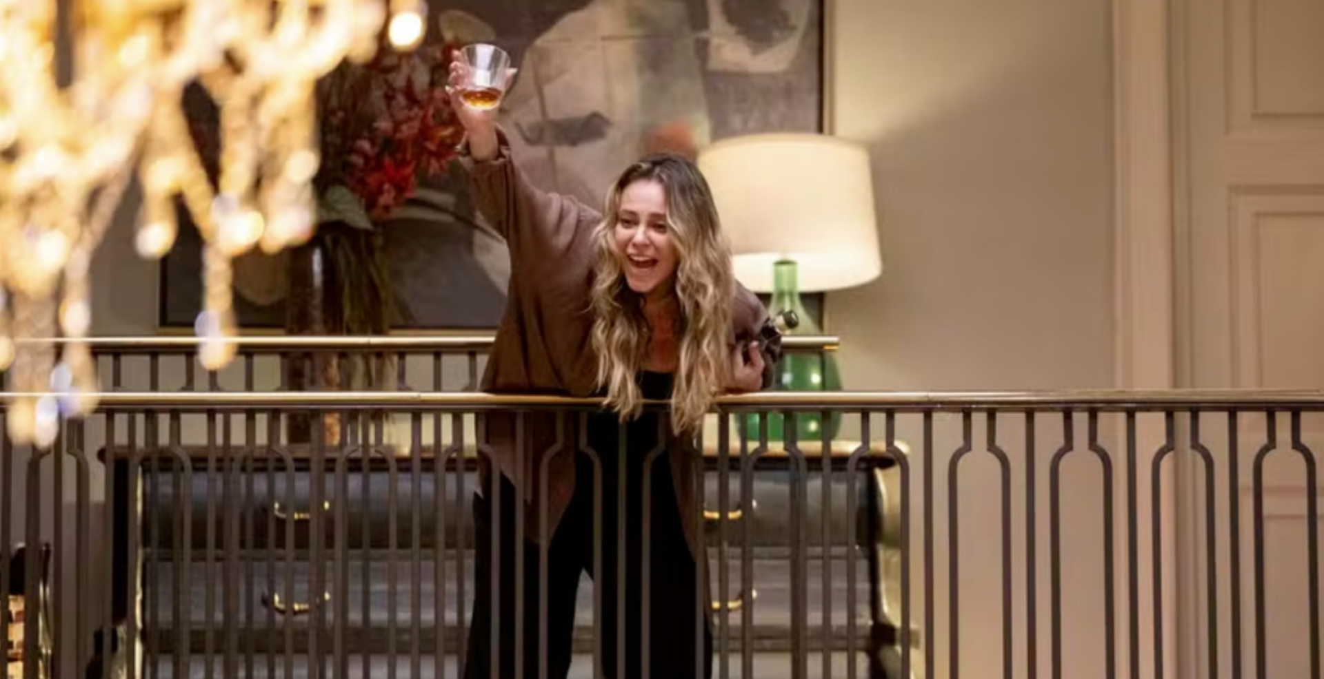 Heleninha toma um porre e se depara com Odete Roitman  -  Globo/ Fábio Rocha