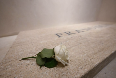 Fiéis fazem fila para visitar túmulo do papa Francisco