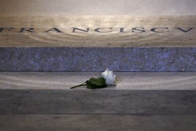 Rosa branca no túmulo é último presente de Santa Teresa a papa Francisco