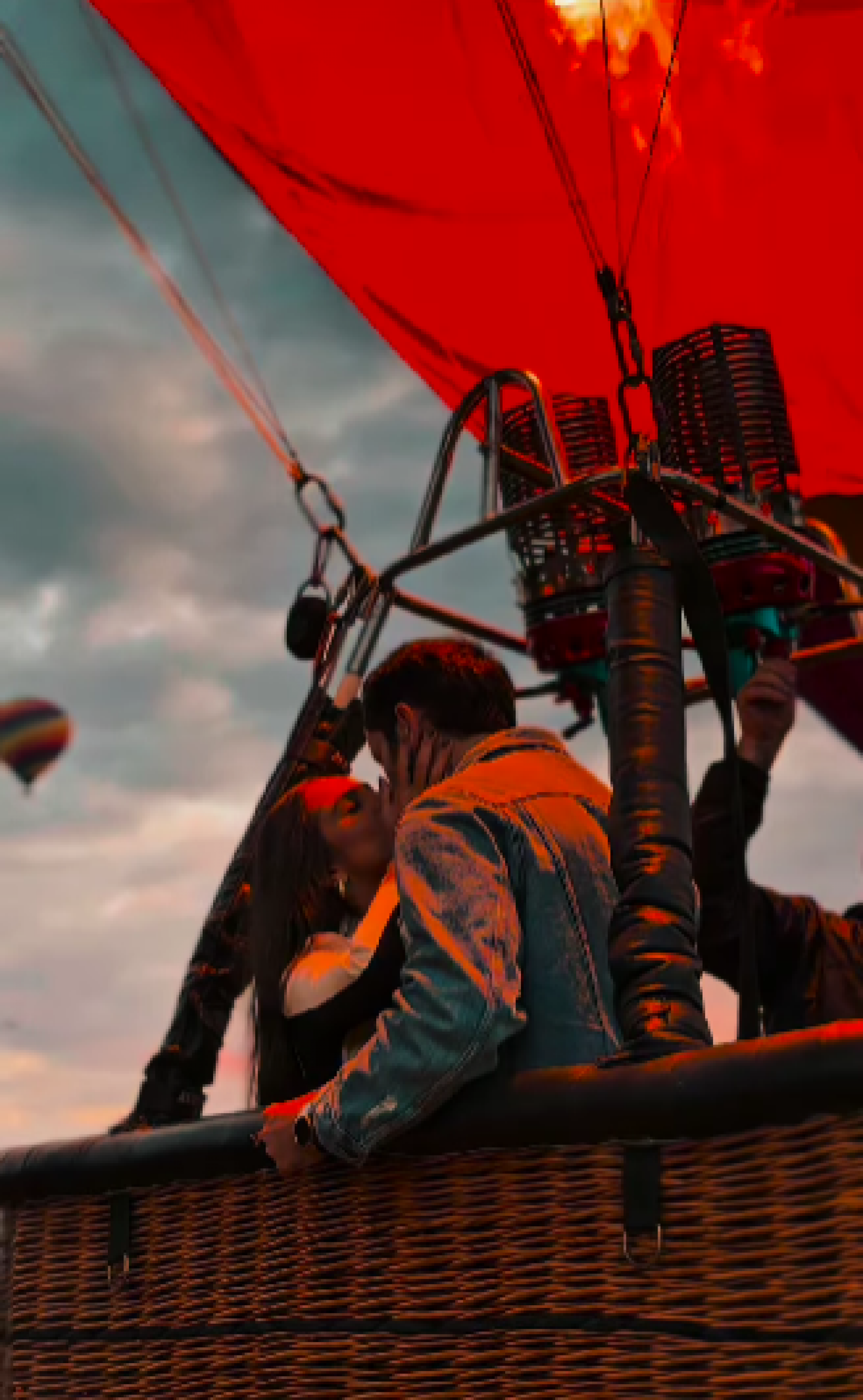 Ex-BBB Matteus Amaral aproveita passeio de balão com nova namorada: 'Nas nuvens' - Reprodução de vídeo / Instagram