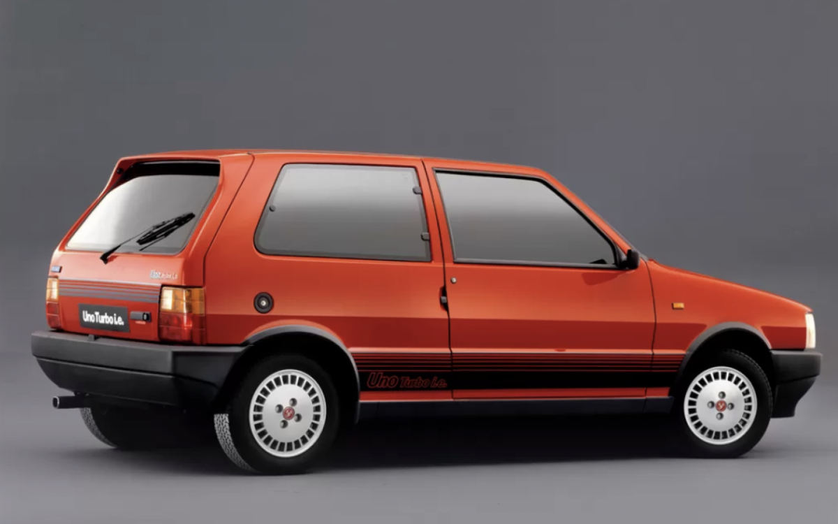 Lan&ccedil;ado em 1994, o Fiat Uno Turbo foi o primeiro carro turbinado de f&aacute;brica no Brasi - Reprodu&ccedil;&atilde;o / Internet