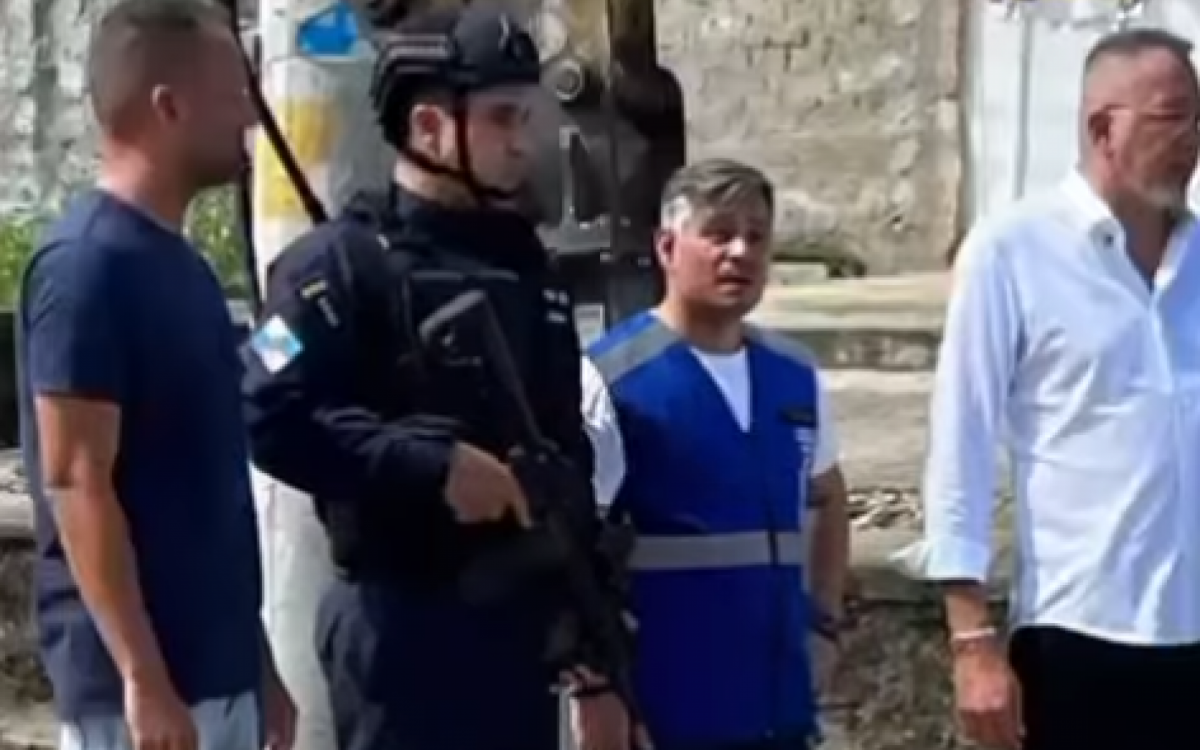 Ação de retirada das barricadas teve o acompanhamento do tenente-coronel PM Lima, o prefeito Márcio Canella (branco) e os secretários municipais de Segurança e Transportes, Aruak Oliveira e Luiz Brito