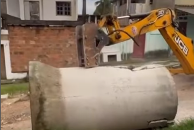 PM retira 10 toneladas de barricadas do tráfico no Parque Floresta em Belford Roxo