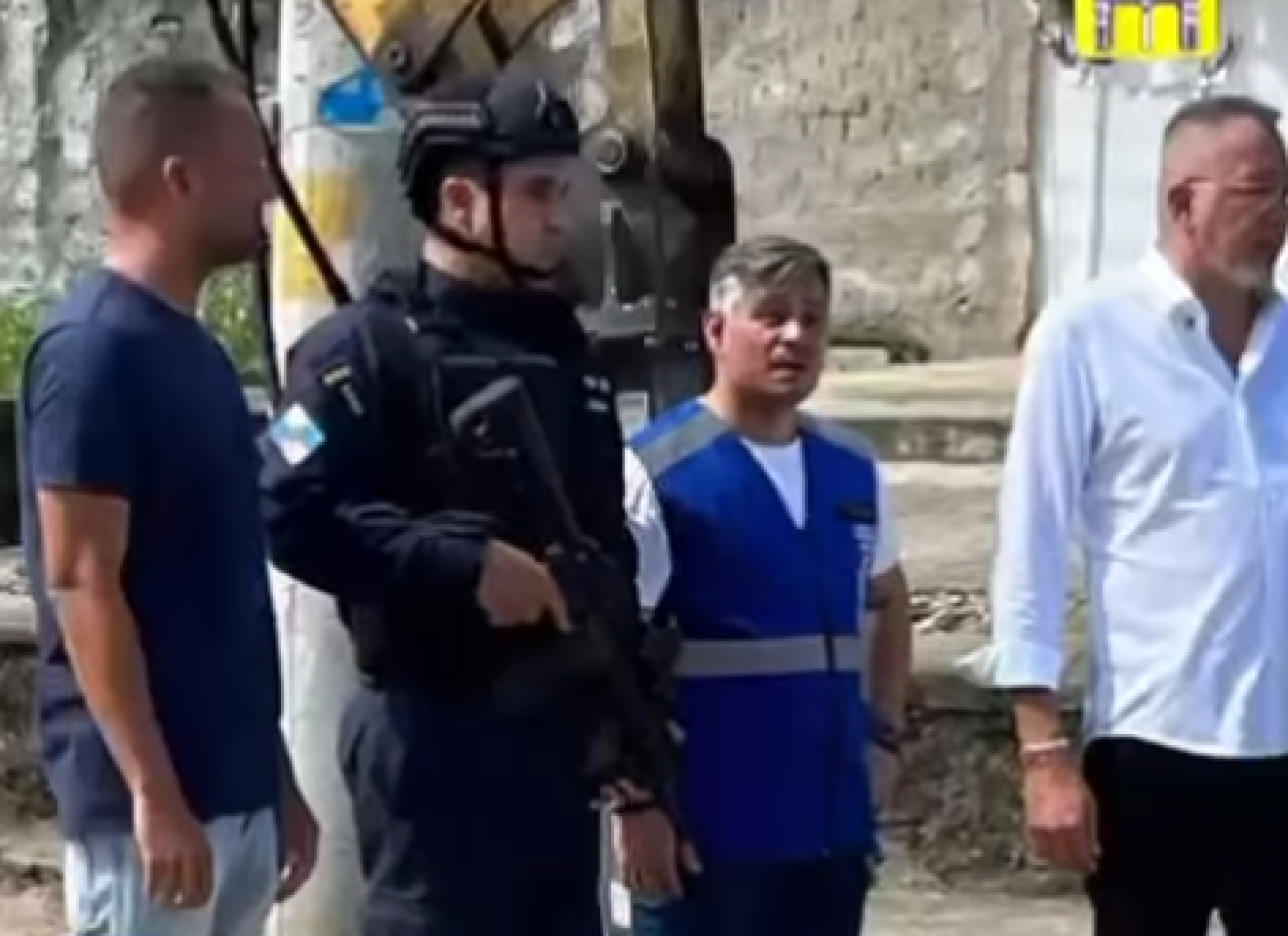 A&ccedil;&atilde;o de retirada das barricadas teve o acompanhamento do tenente-coronel PM Lima, o prefeito M&aacute;rcio Canella (branco) e os secret&aacute;rios municipais de Seguran&ccedil;a e Transportes, Aruak Oliveira e Luiz Brito - Reprodu&ccedil;&atilde;o / 39&ordm; BPM