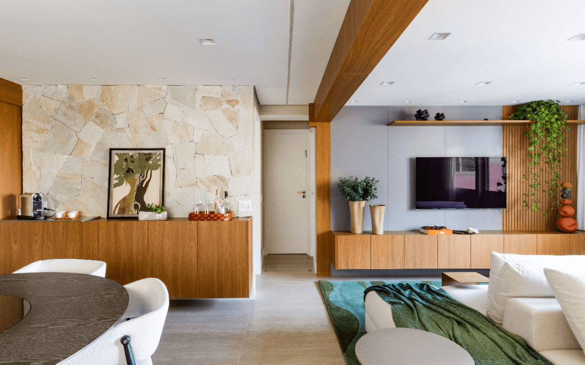 O m&oacute;vel traz eleg&acirc;ncia e praticidade para o ambiente (Projeto: Daniela Funari Arquitetura | Imagem: Julia Novoa Fotografia)