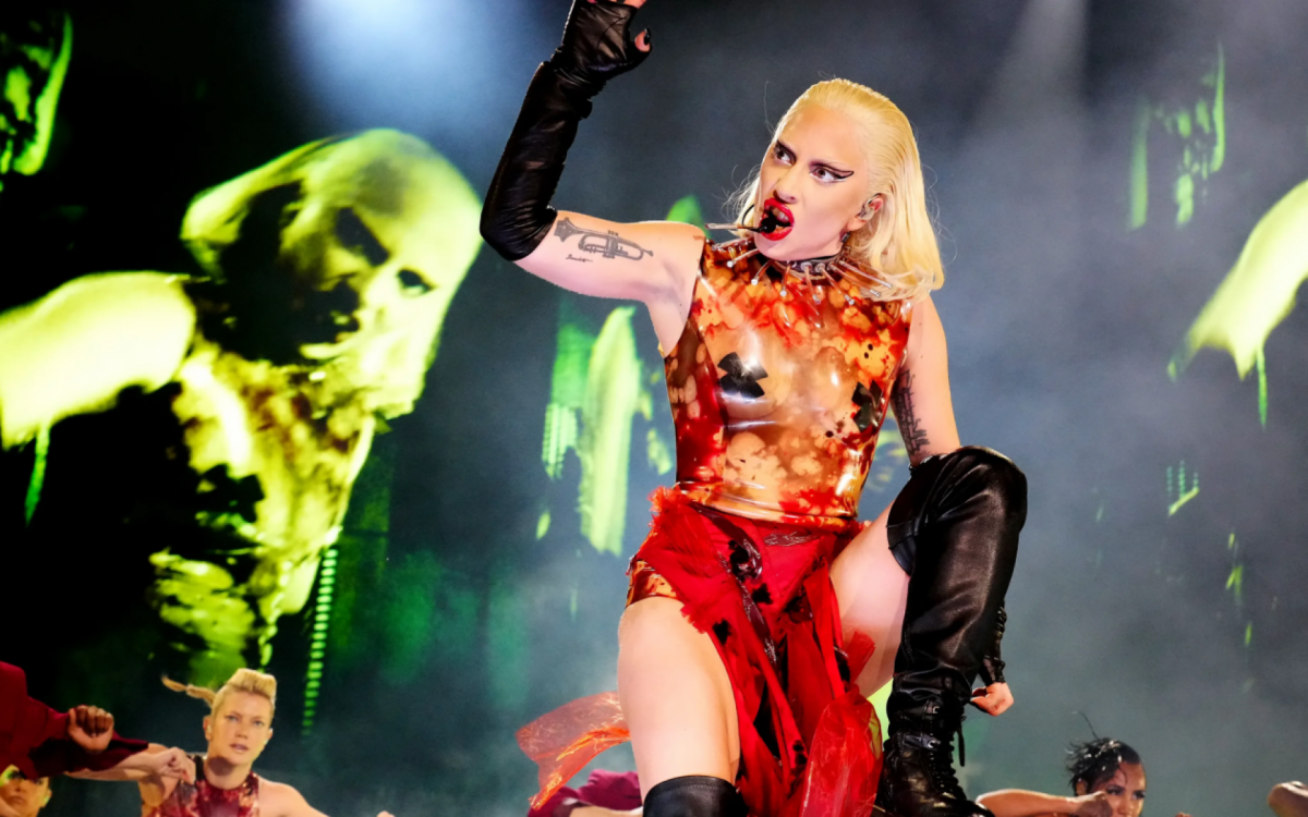 Gaga na apresentação de sua sexta turnê