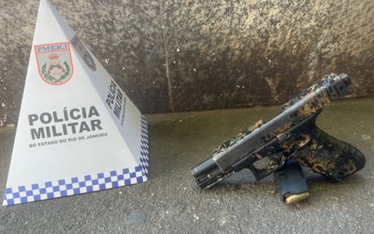 A pistola apreendida com o traficante \