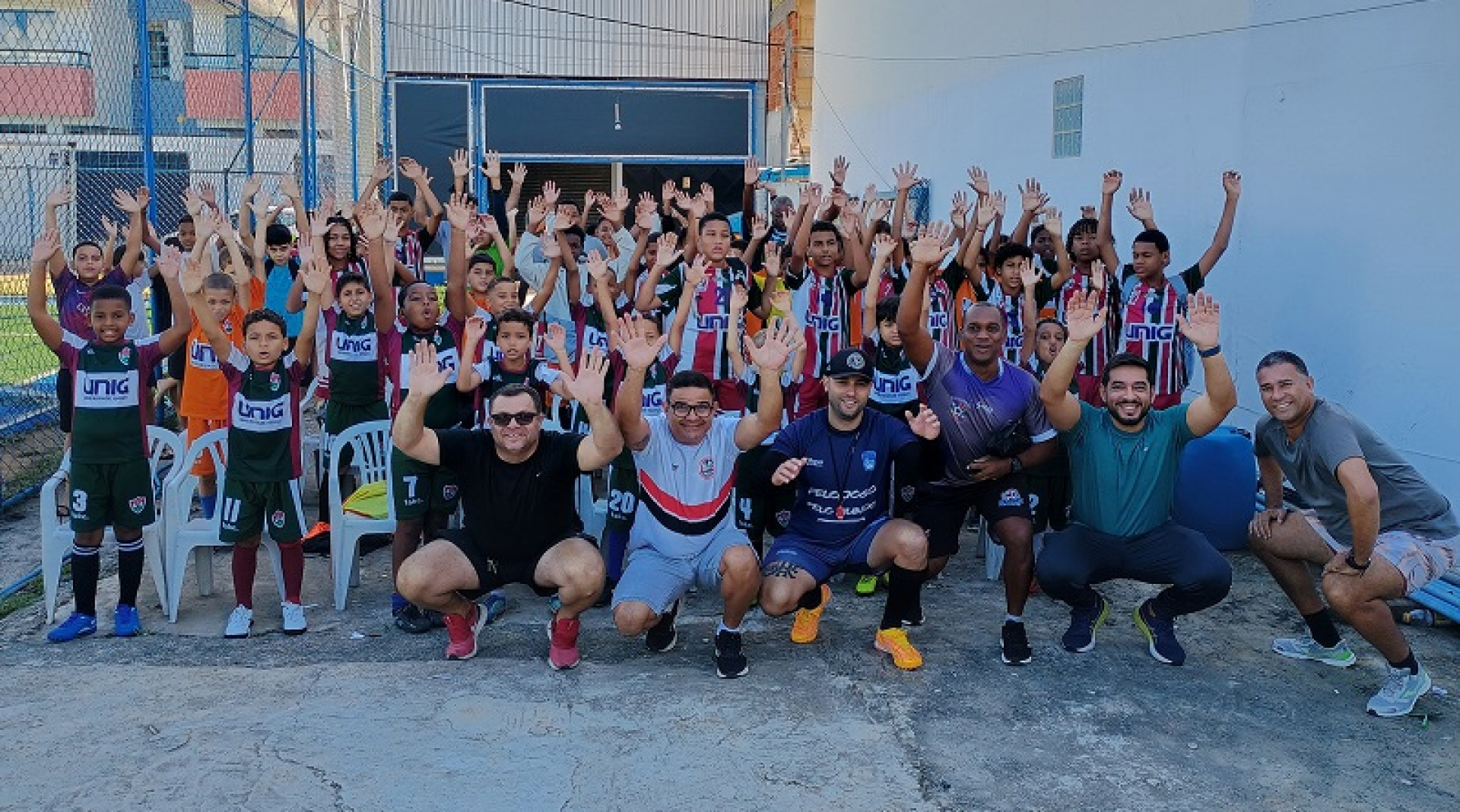 Zabumba, auxiliares e as crianças no Forjando Caráter