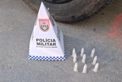 Menor de 14 anos tenta fugir pelo mar, mas é apreendido com drogas em Arraial do Cabo