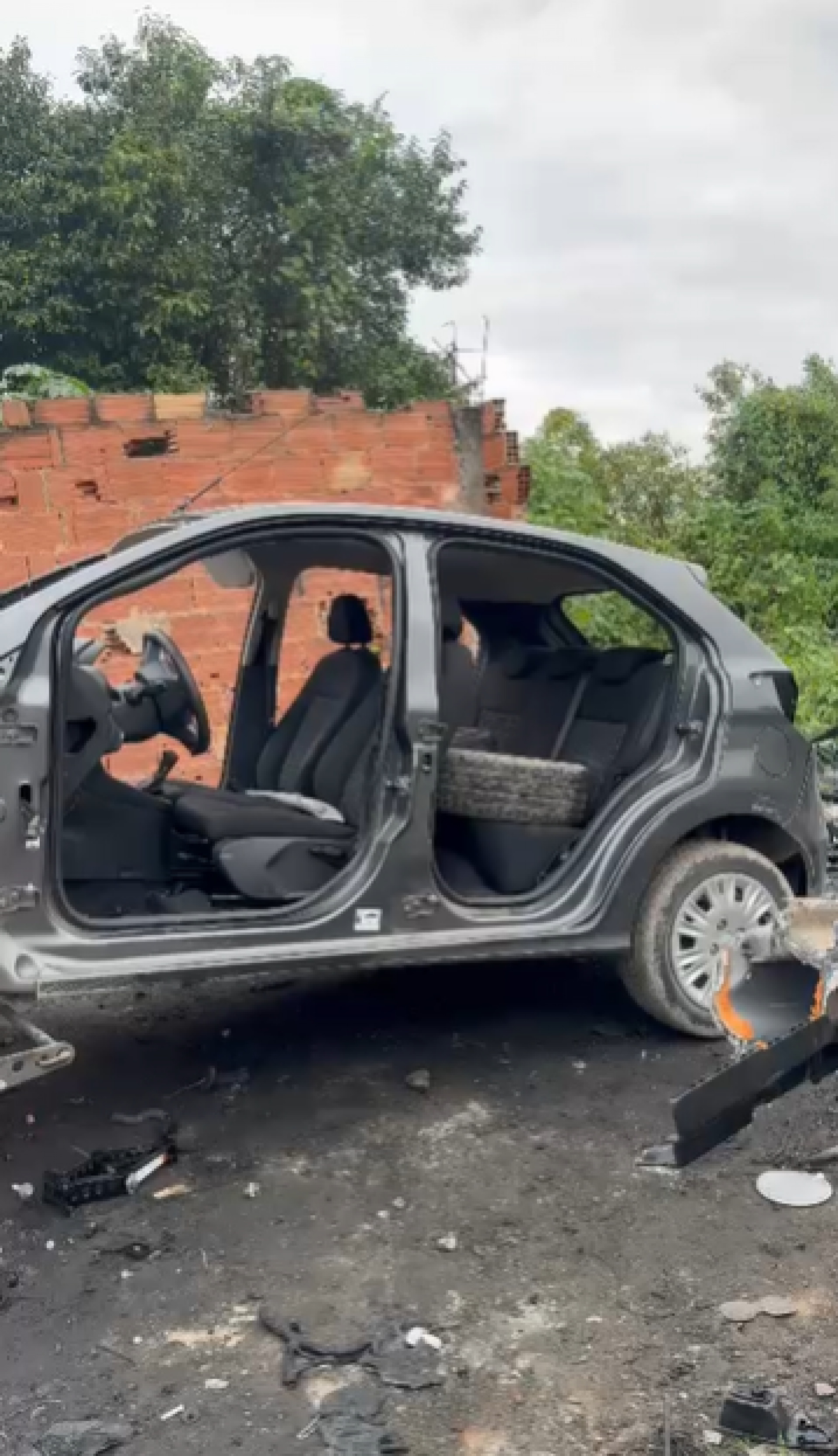 Carcaça de carro localizada no desmanche em Santa Teresa - Divulgação / PMBR