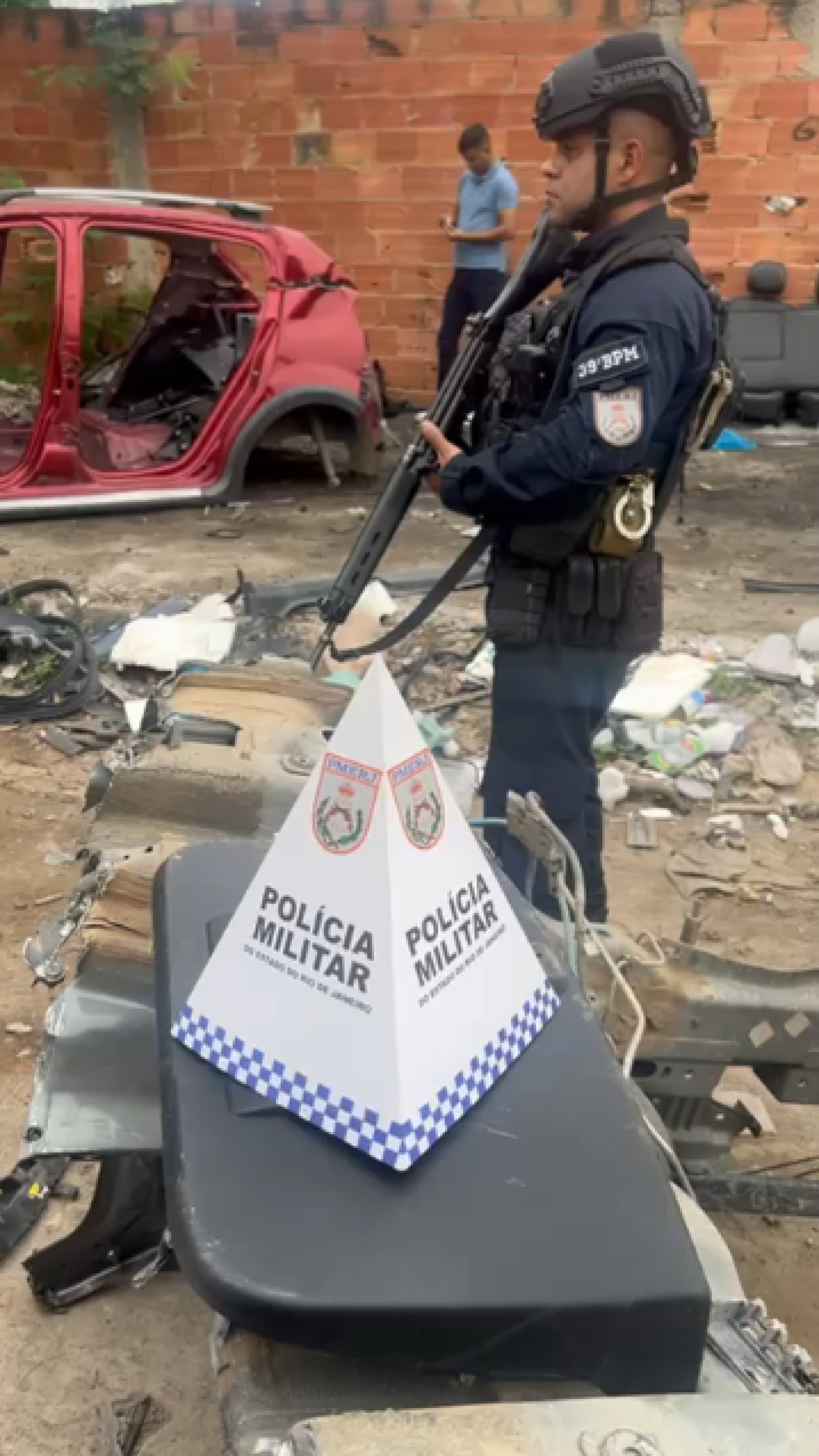 Policiais militares do 39º BPM localizaram o desmanche de veículos em Santa Teresa - Divulgação / PMBR