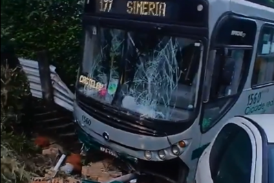 Ônibus colide em muro no Siméria