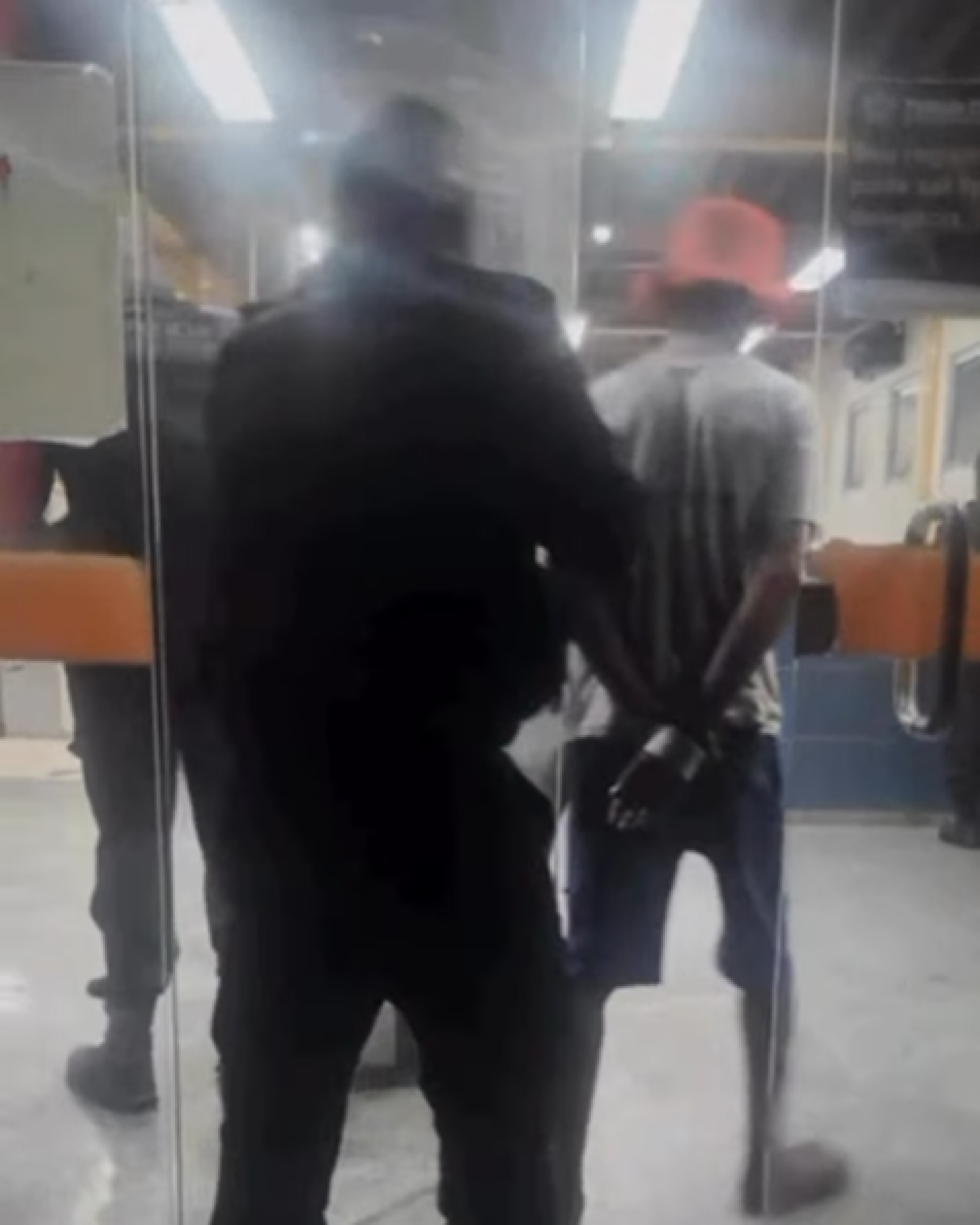 Preso chegando para o registro policial na 57&ordf; DP - Reprodu&ccedil;&atilde;o