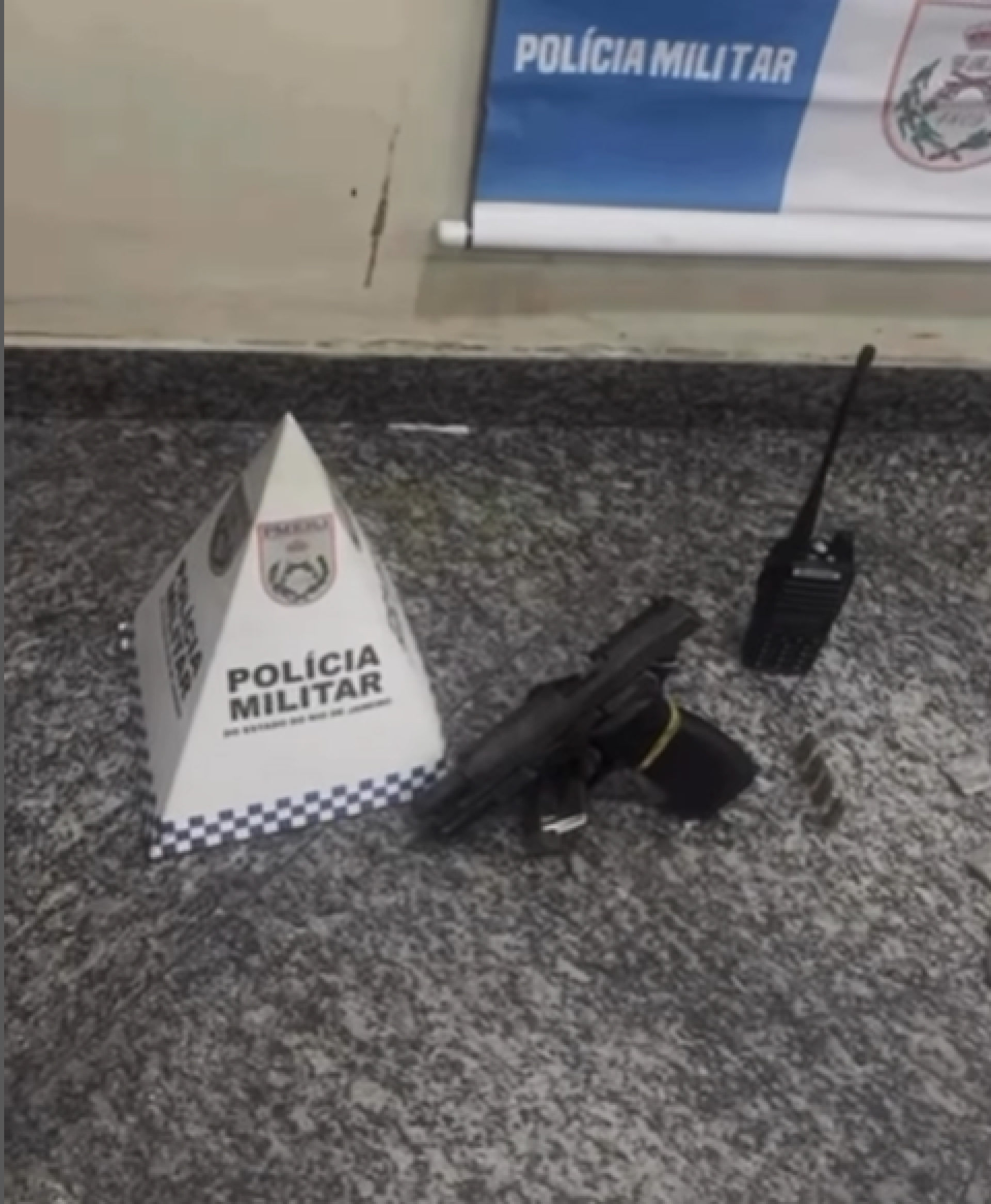 Pistola e rádio apreendidos com o preso - Reprodução