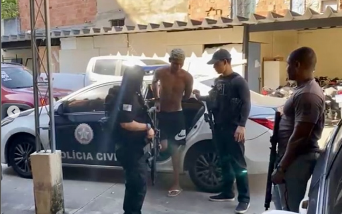 D.S.M. foi preso em flagrante pela prática dos crimes de porte Ilegal de arma de fogo e adulteração de sinal Identificador de veículo