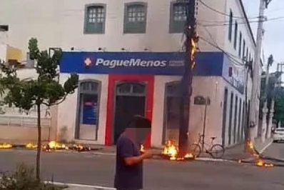 Poste pega fogo no Centro de Cabo Frio e assusta moradores