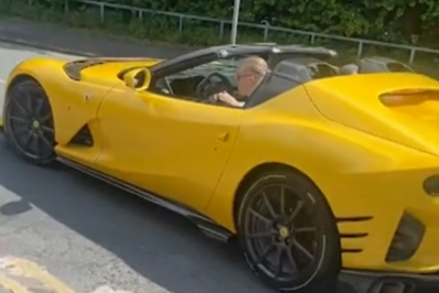 Haaland compra Ferrari de R$ 2,6 milhões e que alcança 340 km/h