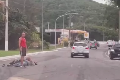 Acidente entre carro e moto deixa dois motociclistas feridos na RJ-140, em Arraial do Cabo