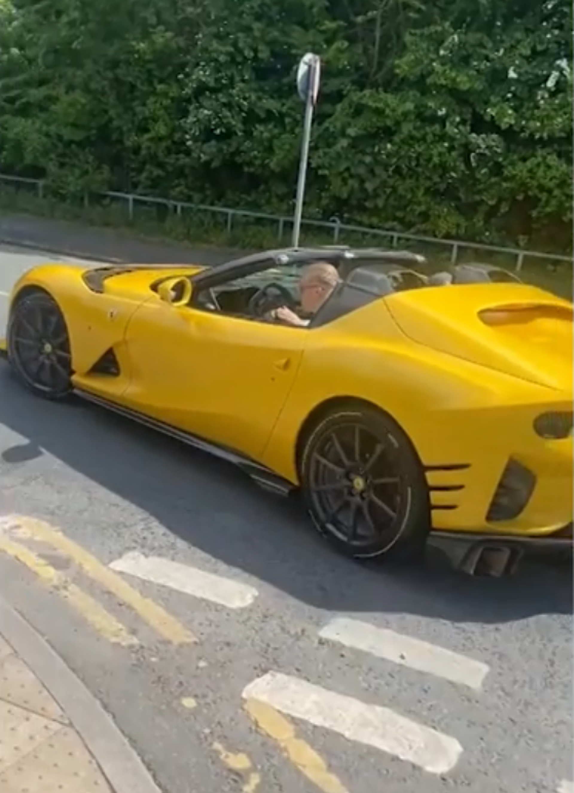 Haaland apareceu no treino do Manchester City com a Ferrari 812 Superfast