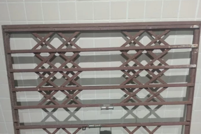 Foragido da Justiça é preso enquanto carregava janela de ferro em área comercial em Cabo Frio