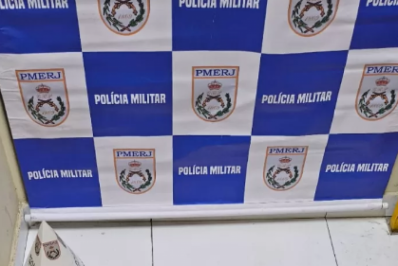 Trio é flagrado dormindo com pistolas e drogas em casa invadida em Araruama