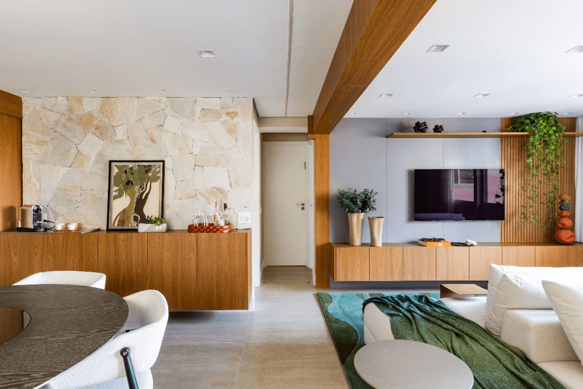 O móvel traz elegância e praticidade para o ambiente (Projeto: Daniela Funari Arquitetura | Imagem: Julia Novoa Fotografia)