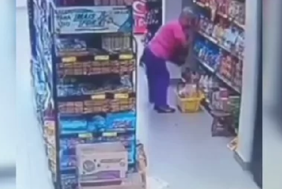 Idosa é detida após furtar carnes e bebida de supermercado em Araruama