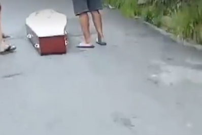 Vídeo: caixão com corpo de homem cai de carro funerário em Manaus