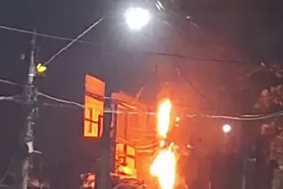 Poste pega fogo na Estrada do Alecrim, em São Pedro da Aldeia