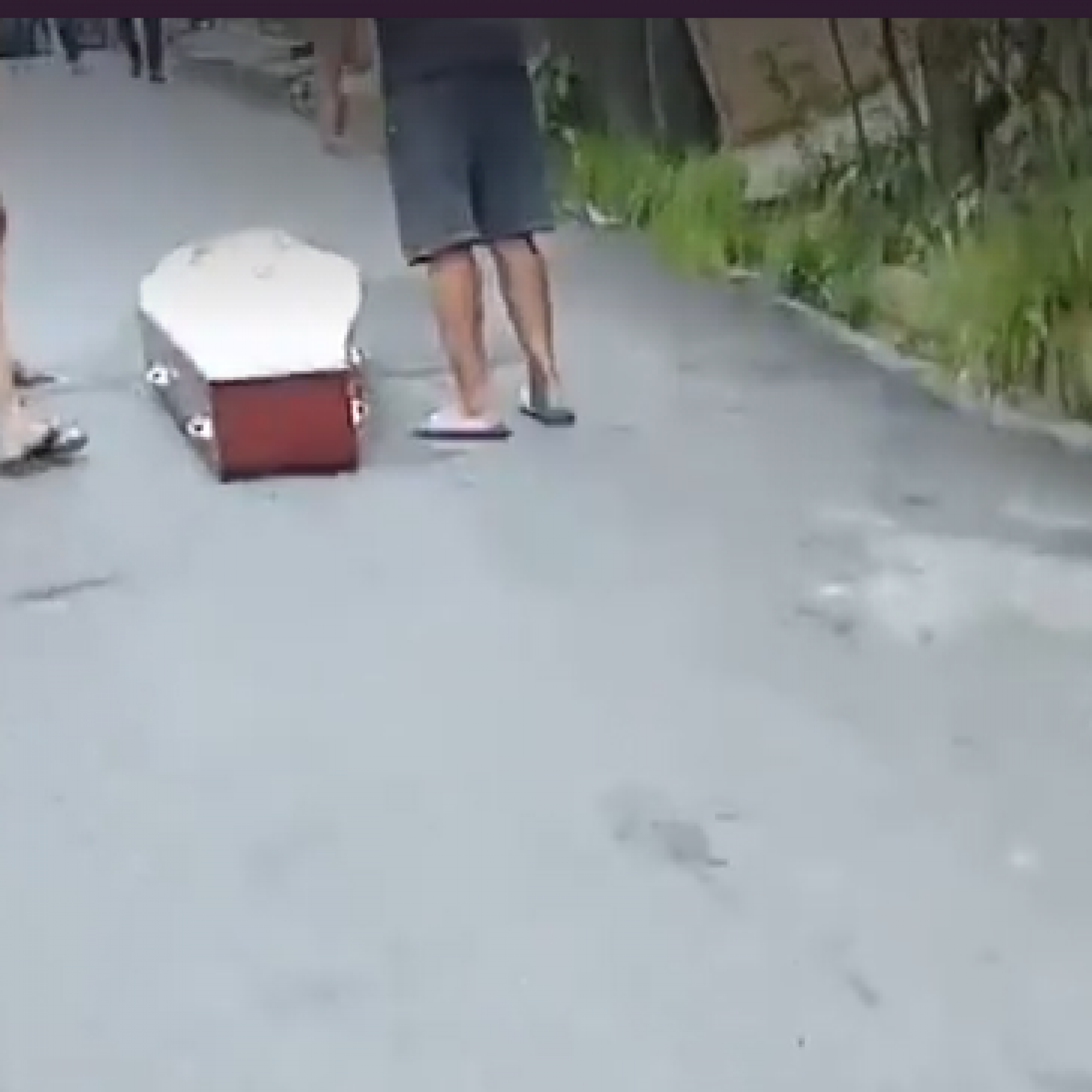 Caixão caiu do veículo nesta quarta-feira em Manaus, no Amazonas