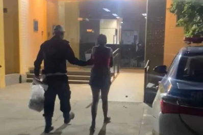 Mulher é presa por tráfico de drogas com bebê de dois meses no colo; entorpecentes seriam entregues em Araruama