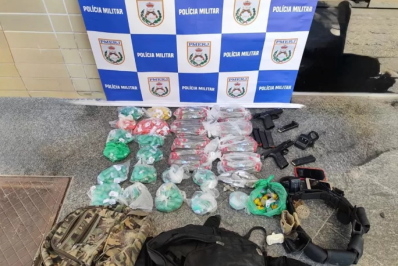 Suspeitos de chefiar tráfico em Araruama são presos com armas e drogas