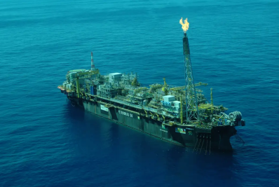 Petróleo fecha perto da estabilidade, observando tensões no Oriente Médio e estoques nos EUA